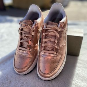 Nike Air Force 1 athletic fashion shoe metallic pink size 7 womens